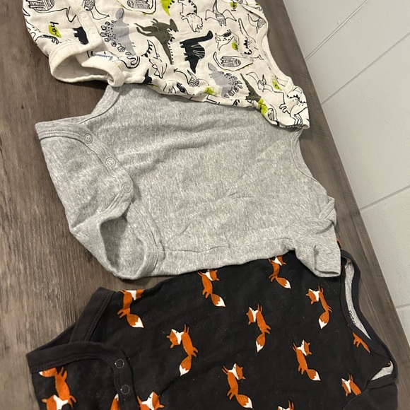 Newborn boy lot 60$ for all items. Like new condition barley worn - Picture 7 of 11